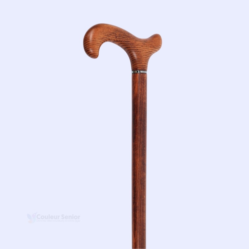 Angle de 45 degrés de la poignée derby en bois d’acacia sur cette canne de marche classique sérieuse.