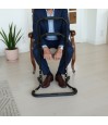 Senior se lève facilement du fauteuil grâce au cadre d'appui, un dispositif d'aide à la mobilité.
