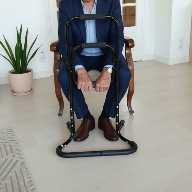 Senior se lève facilement du fauteuil grâce au cadre d'appui, un dispositif d'aide à la mobilité.