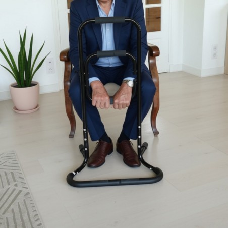 Senior se lève facilement du fauteuil grâce au cadre d'appui, un dispositif d'aide à la mobilité.