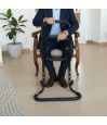 Le senior se lève de la chaise avec l’aide d’un dispositif de relevage en acier noir, idéal pour les seniors à mobilité réduite.