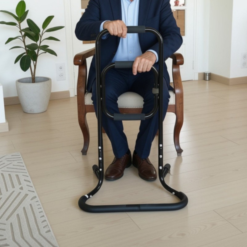 Le senior se lève de la chaise avec l’aide d’un dispositif de relevage en acier noir, idéal pour les seniors à mobilité réduite.