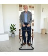 Senior debout, sécurisé par le dispositif d'aide au lever : un véritable soutien au quotidien.