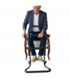 Senior assis, utilisant le cadre d'appui stable pour un redressement autonome et sans effort.