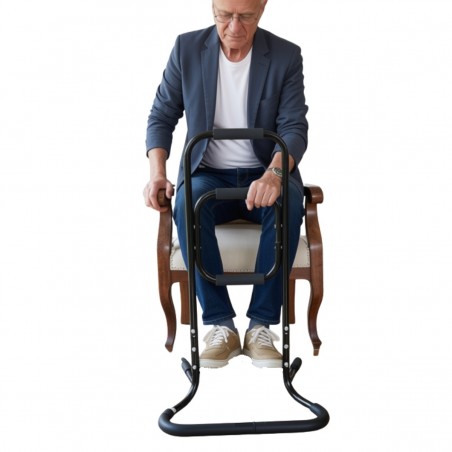 Senior assis, utilisant le cadre d'appui stable pour un redressement autonome et sans effort.