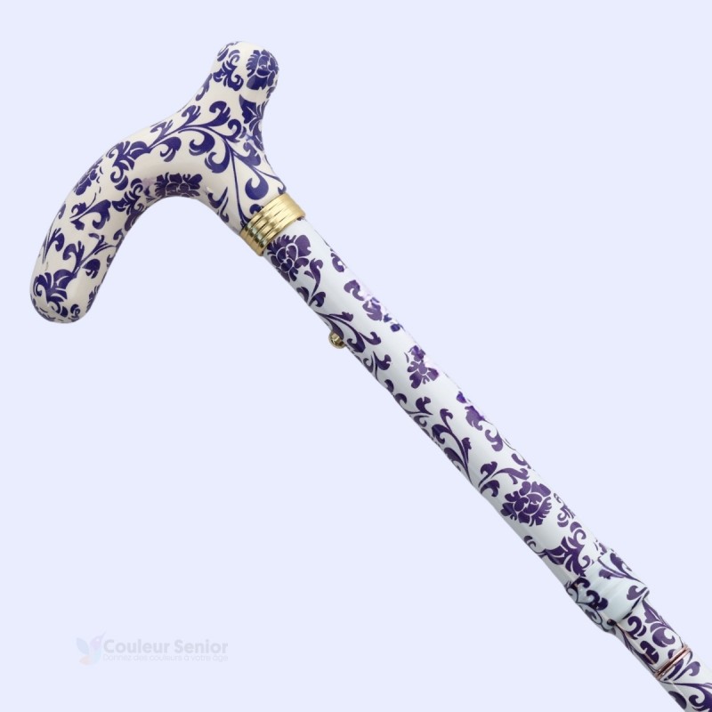 Vue diagonale de la canne de marche réglable pour femme en cachemire violet. Poignée en T,  remboursable.