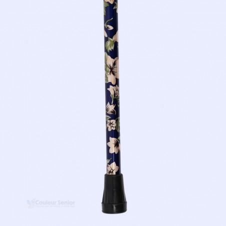Embout antidérapant pour canne de marche pour femme élégante. Remboursable sous certaines conditions.