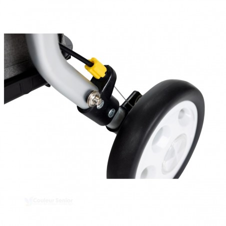 Roues robustes de ce déambulateur de ville, assurant une prévention optimale des chutes.
