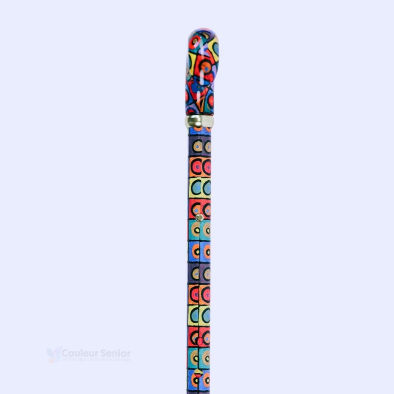 Plan rapproché à 90 degrés montrant le bouton de réglage sur le tube décoré au motif Kandinsky Cercles.