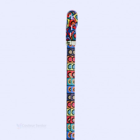 Plan rapproché à 90 degrés montrant le bouton de réglage sur le tube décoré au motif Kandinsky carrés et cercles