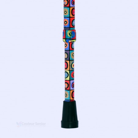 Détail de la base de la canne de marche motif Kandinsky carrés et cercles, montrant l'embout de sécurité en caoutchouc noir.