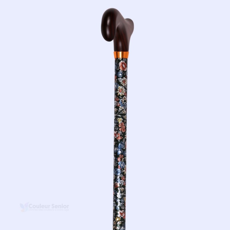 Gros plan sur la poignée élégante. Une idée de cadeau originale et pratique au quotidien. Canne de marche Tapisserie Florale.