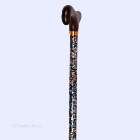 Gros plan sur la poignée élégante. Une idée de cadeau originale et pratique au quotidien. Canne de marche Tapisserie Florale.