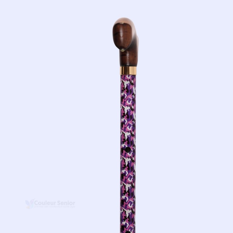 Vue latérale : canne de marche Cassis Camouflage Rose pour femme, en aluminium audacieux. Poignée Fritz en bois très originale.