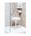 Senior prenant sa douche en toute confiance : un magnifique cadeau pour prévenir les chutes chez les seniors.