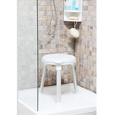 Senior prenant sa douche en toute confiance : un magnifique cadeau pour prévenir les chutes chez les seniors.