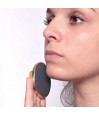 Femme utilisant disque dépilatoire doux sur visage peau sensible épilation sans douleur — Couleur Senior