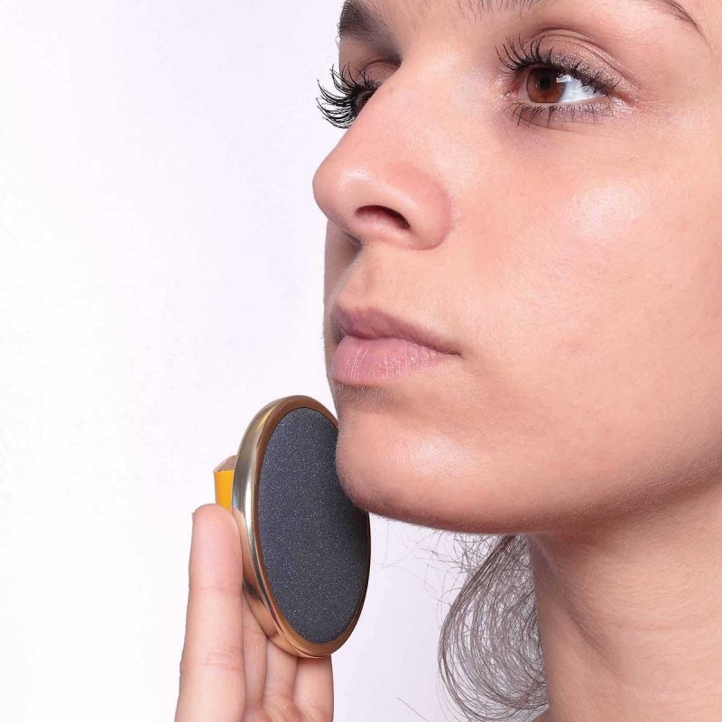 Femme utilisant disque dépilatoire doux sur visage peau sensible épilation sans douleur — Couleur Senior